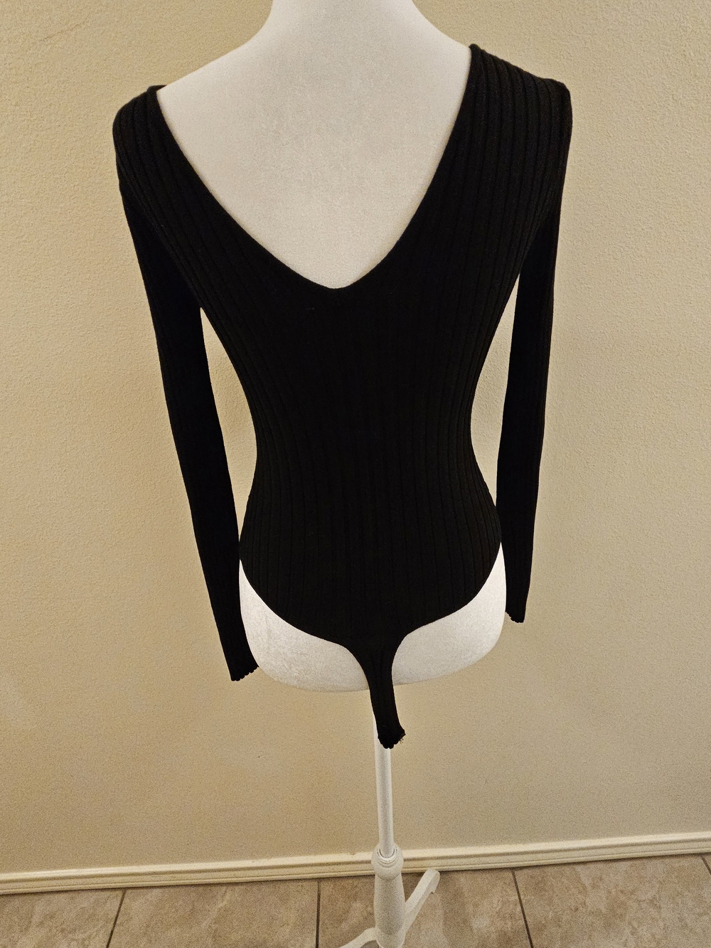 AKIRA Ribbed V-Neck Long Sleeve Bodysuit Black Small like new. - Picture 2 of 4